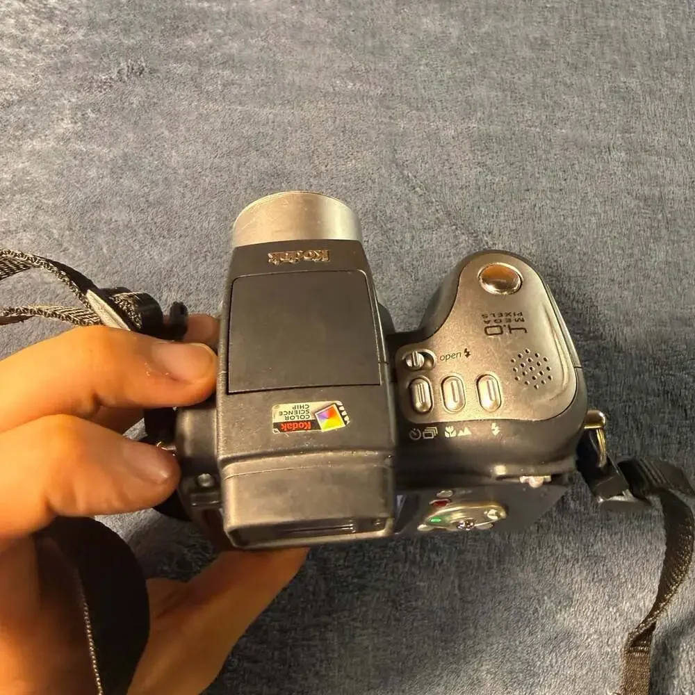 Kodak EasyShare DX6490 4.0 MP Digital Camera with Case Logic Case and Charger